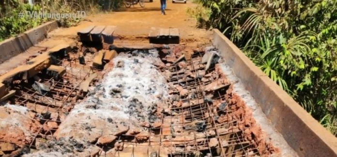 comunidade-no-jalapao-esta-isolada-ha-um-mes-apos-ponte-ser-destruida-pela-fogo: