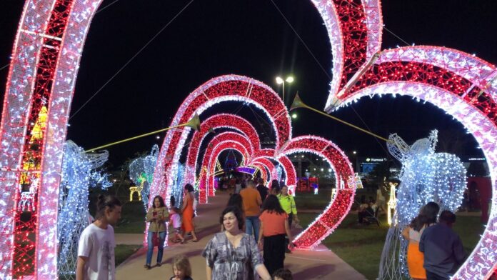 luzes-de-natal-sao-inauguradas-em-palmas-e-programacao-cultural-deve-continuar-apos-temporal