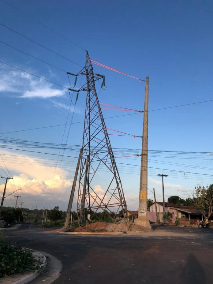 moradores-relatam-medo-de-torre-de-transmissao-escorada-em-postes: