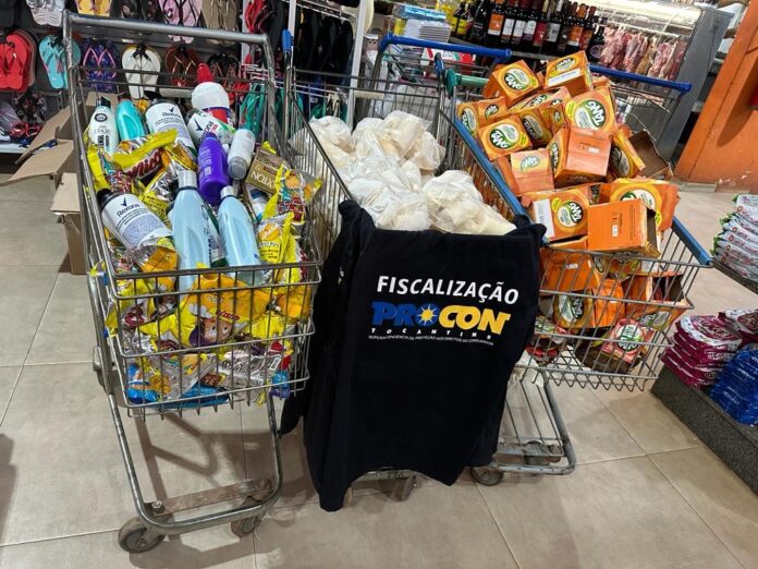 fiscais-encontram-mais-de-1,4-mil-produtos-vencidos-em-dois-supermercados-de-paraiso fiscais-encontram-mais-de-1,4-mil-produtos-vencidos-em-dois-supermercados-de-paraiso