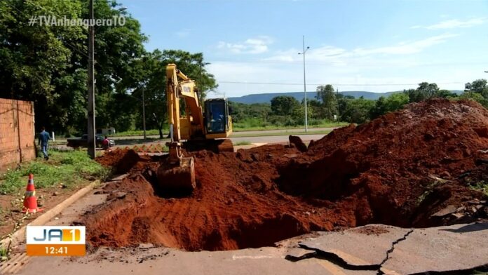 prefeitura-comeca-obras-na-cratera-que-se-abriu-em-rua-de-palmas