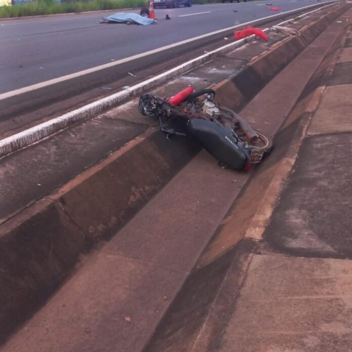motociclista-cai-de-moto-e-morre-apos-ser-atropelado-por-carro-na-br-153