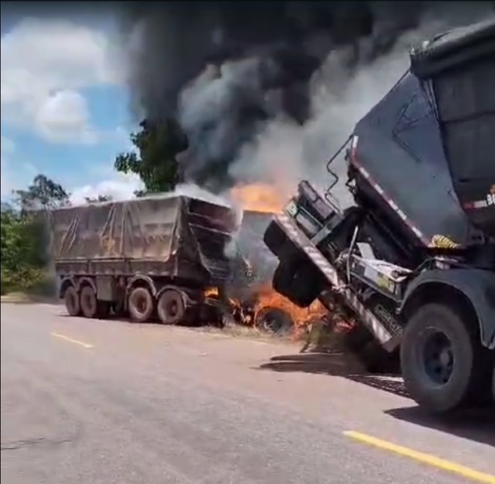 carretas-pegam-fogo-apos-batida-de-frente-na-br-235;-video