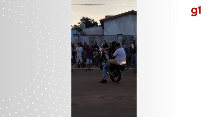 video:-motociclista-empina-moto-com-prefeito-sem-capacete-na-garupa-em-evento-de