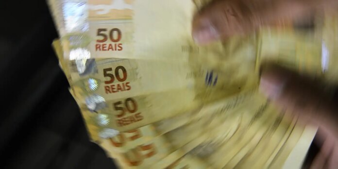 com-precatorios,-deficit-primario-sobe-para-r$-58,4-bi-em-fevereiro