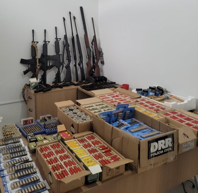 arsenal-e-apreendido-em-operacao-que-investiga-comercio-ilegal-de-armas-de-fogo