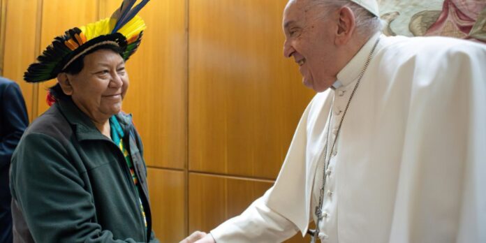 lider-yanomami-davi-kopenawa-pede-a-papa-que-apoie-retirada-de-garimpo lider-yanomami-davi-kopenawa-pede-a-papa-que-apoie-retirada-de-garimpo