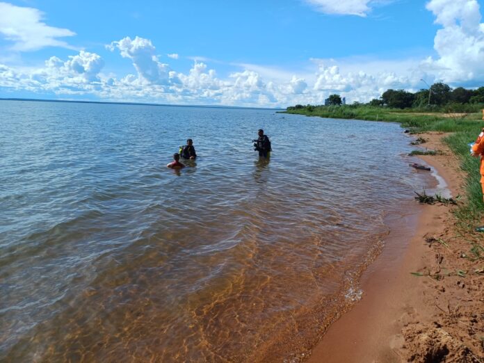 mulher-de-25-anos-morre-afogada-em-praia-apos-entrar-em-lago-e-desaparecer,-dizem-bombeiros