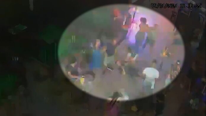 videos-mostram-troca-de-socos-pouco-antes-de-policial-atirar-e-matar-soldado-da-paraiba-em-bar videos-mostram-troca-de-socos-pouco-antes-de-policial-atirar-e-matar-soldado-da-paraiba-em-bar