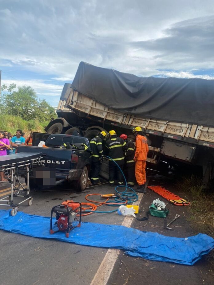 caminhonete-vai-parar-embaixo-de-carreta-tombada-e-deixa-feridos-na-to-336 caminhonete-vai-parar-embaixo-de-carreta-tombada-e-deixa-feridos-na-to-336