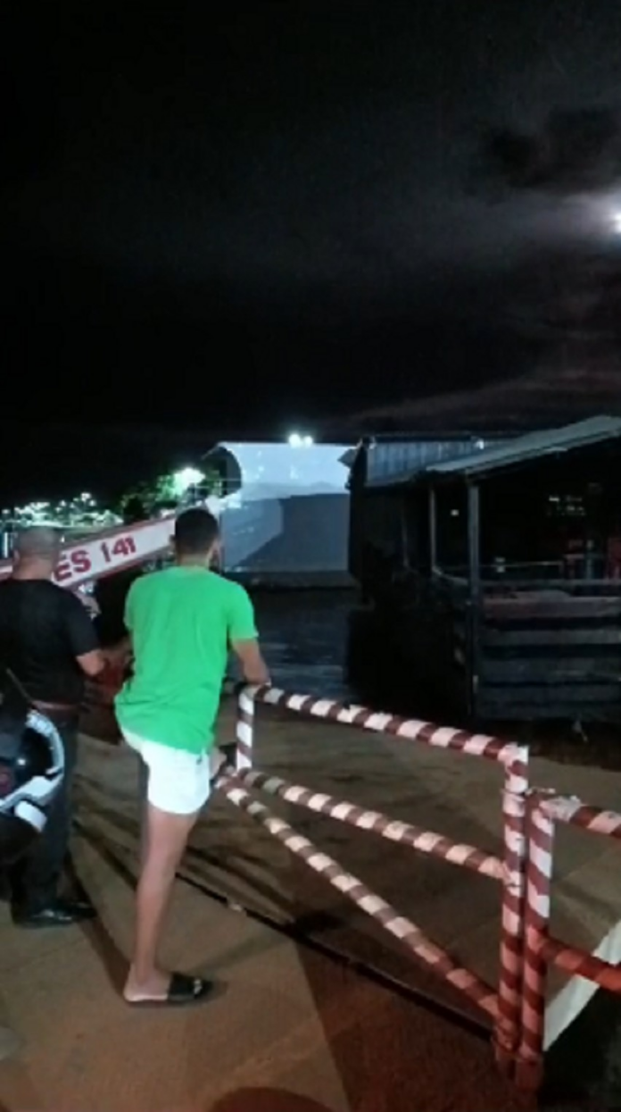 balsa-fica-descontrolada-apos-falha-e-bate-em-boate-flutuante-durante-travessia-em-rio;-video balsa-fica-descontrolada-apos-falha-e-bate-em-boate-flutuante-durante-travessia-em-rio;-video