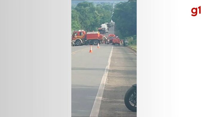 batida-entre-caminhoes-deixa-uma-pessoa-morta-e-duas-gravemente-feridas-na-br-153