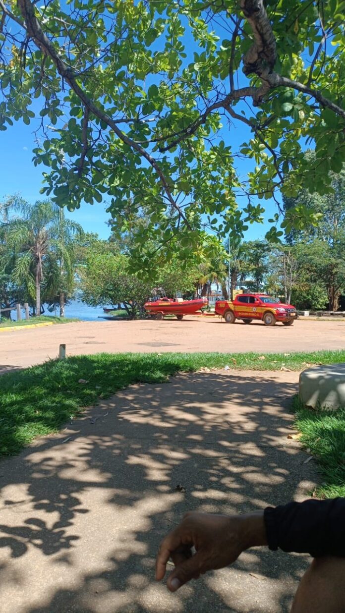 pescadores-passam-sufoco-apos-barco-afundar-no-meio-do-lago-de-palmas pescadores-passam-sufoco-apos-barco-afundar-no-meio-do-lago-de-palmas