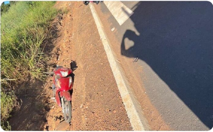 idosa-morre-apos-perder-controle-de-moto-em-curva-e-cair-dentro-de-vala