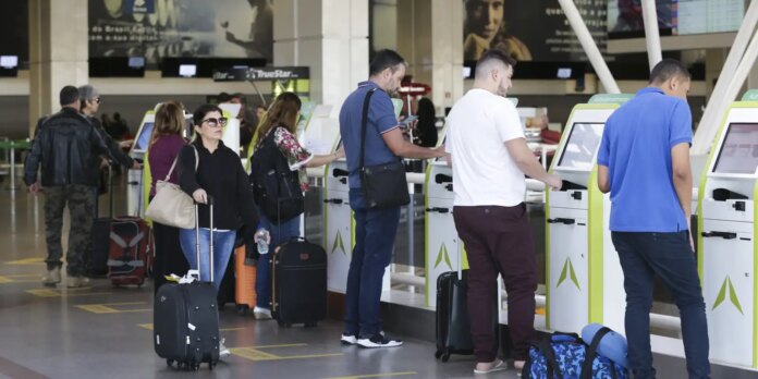com-voos-cancelados,-aeroporto-de-porto-alegre-permanece-fechado com-voos-cancelados,-aeroporto-de-porto-alegre-permanece-fechado