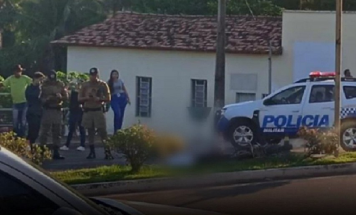 idoso-morre-prensado-contra-meio-fio-apos-ser-atropelado-por-caminhao,-diz-pm