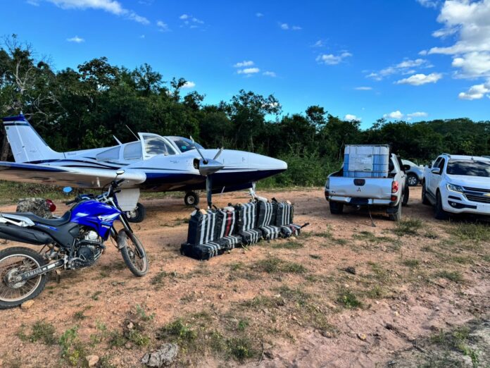 policiais-federais-flagram-aviao-com-400-kg-de-cocaina-e-prendem-quatro-homens