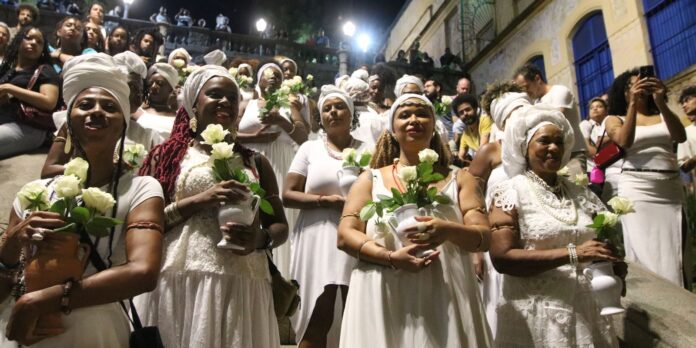 ilu-oba-de-min-faz-a-tradicional-lavagem-da-rua-treze-de-maio,-em-sp