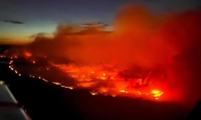 incendios-florestais-forcam-a-retirada-de-moradores-de-cidade-no-canada