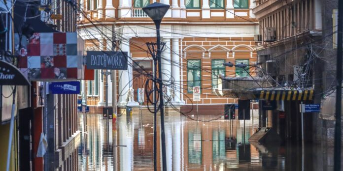 comporta-e-aberta-para-escoar-agua-do-centro-de-porto-alegre