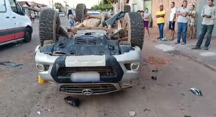 video:-caminhonete-capota-apos-ser-atingida-por-carreta-em-cruzamento