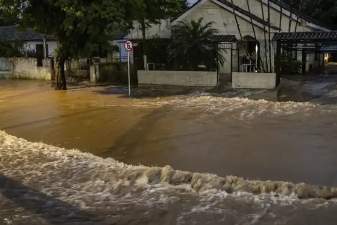 rs-comeca-semana-com-ciclone-extratropical,-temporais-e-aulas-suspensas