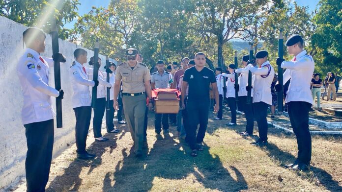 pai-e-filha-encontrados-mortos-em-chacara-sao-enterrados-com-homenagens-de-parentes-e-amigos