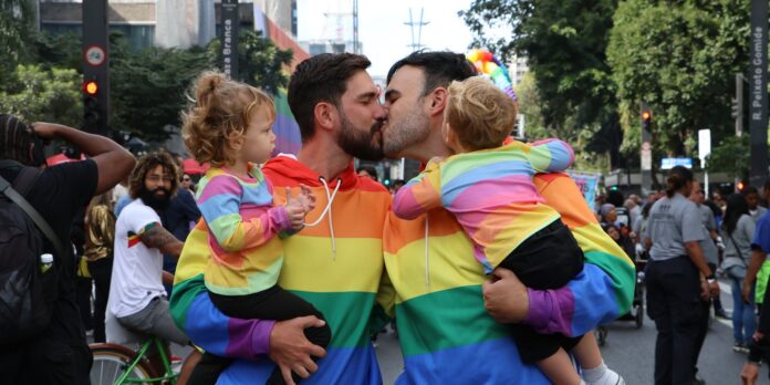 com-musica-e-alegria,-parada-lgbt+-de-sp-chama-atencao-para-a-politica