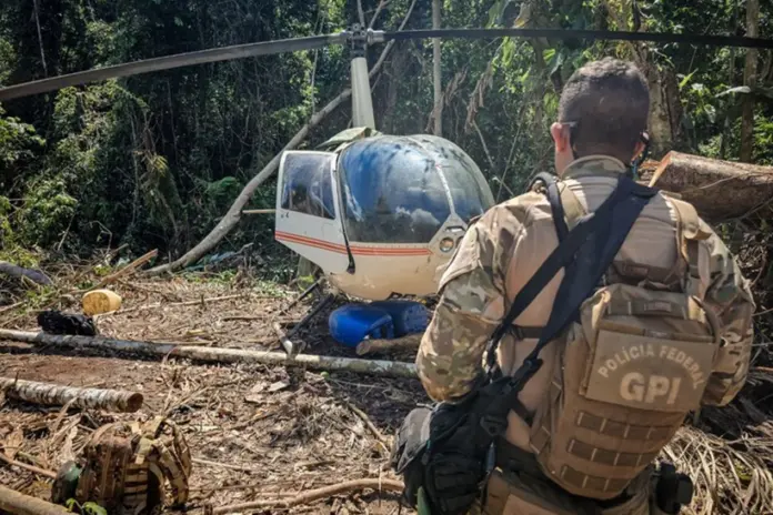 policia-federal-destroi-helicoptero-do-garimpo-em-operacao-na-terra-yanomami
