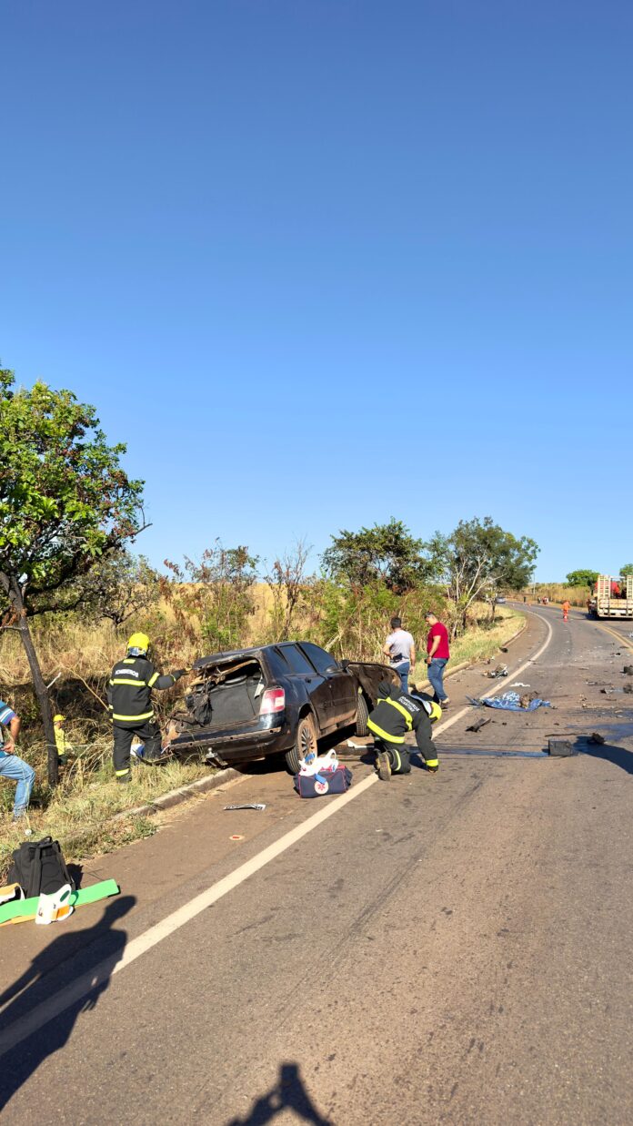 acidente-entre-carro-e-caminhao-deixa-homem-e-crianca-mortos-e-outros-dois-feridos-na-to-080