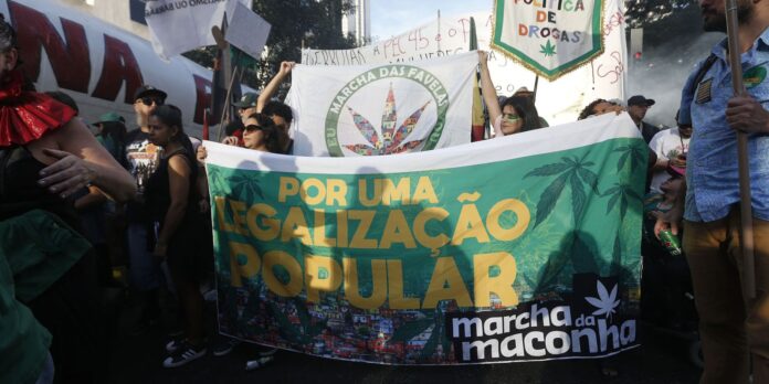 marcha-da-maconha-de-sp-protesta-contra-prisoes-e-violencia-policial marcha-da-maconha-de-sp-protesta-contra-prisoes-e-violencia-policial