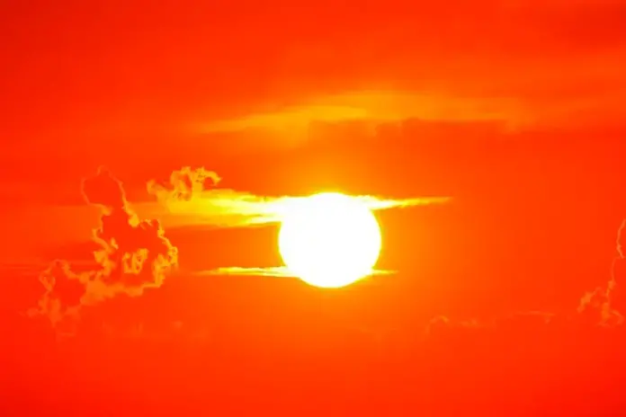 em-meio-a-“domo-de-calor”-no-leste,-eua-se-preparam-para-1a-tempestade-tropical-de-2024-no-sul