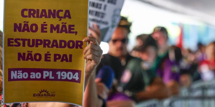 brasilia:-mulheres-fazem-ato-contra-pl-que-equipara-aborto-a-homicidio