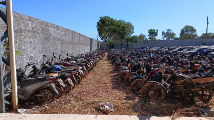 cerca-de-300-veiculos-abandonados-ou-apreendidos-em-palmas-serao-leiloados;-veja-regras