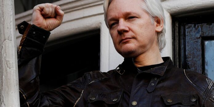 assange-tem-recepcao-calorosa-em-desembarque-na-australia assange-tem-recepcao-calorosa-em-desembarque-na-australia