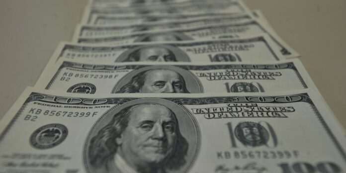 dolar-sobe-para-r$-5,58-e-fecha-semestre-com-alta-de-15,15%