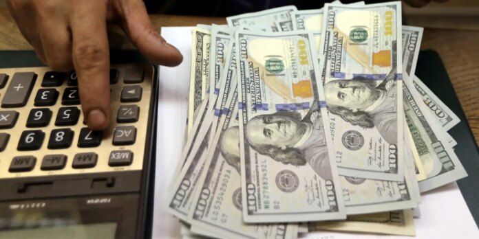 dolar-cai-para-r$-5,46-e-tem-primeira-queda-semanal-em-um-mes-e-meio dolar-cai-para-r$-5,46-e-tem-primeira-queda-semanal-em-um-mes-e-meio