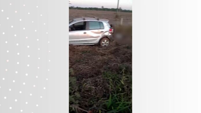 mulher-morre-apos-ser-arremessada-e-parar-embaixo-de-carro-durante-capotamento;-video