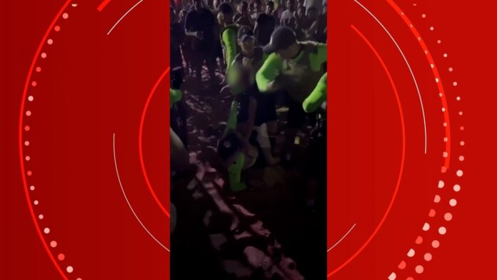 video-mostra-cinco-pms-tentando-render-homem-com-socos-e-mata-leao-em-praia video-mostra-cinco-pms-tentando-render-homem-com-socos-e-mata-leao-em-praia