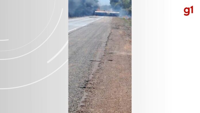 caminhao-carregado-de-metanol-tomba-e-pega-fogo-na-br-153