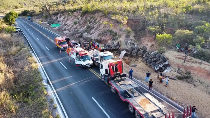 mulher-morre-soterrada-por-soja-apos-carreta-capotar-na-br-242 mulher-morre-soterrada-por-soja-apos-carreta-capotar-na-br-242