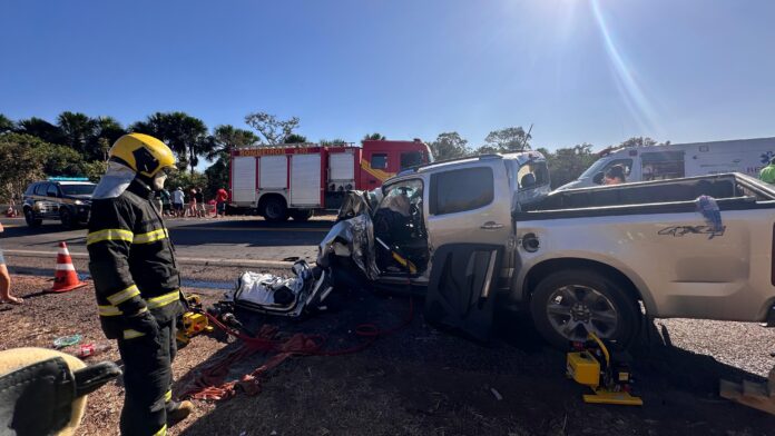 motorista-de-caminhonete-fica-preso-as-ferragens-apos-acidente-com-caminhao-na-br-153