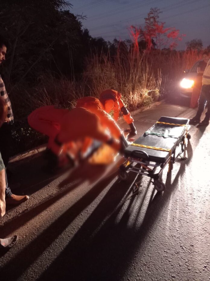 motociclista-sofre-fratura-apos-ser-atingido-por-roda-de-carretinha-que-se-soltou-em-rodovia motociclista-sofre-fratura-apos-ser-atingido-por-roda-de-carretinha-que-se-soltou-em-rodovia