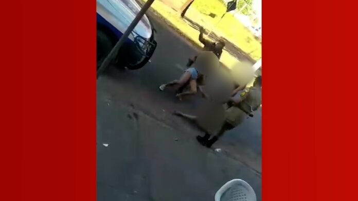 policiais-militares-empurram-e-batem-em-mulheres-com-tapas-e-socos-durante-abordagem;-video