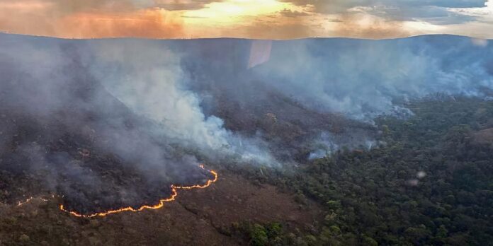 incendio-queima-10-mil-hectares-do-parque-da-chapada-dos-veadeiros incendio-queima-10-mil-hectares-do-parque-da-chapada-dos-veadeiros