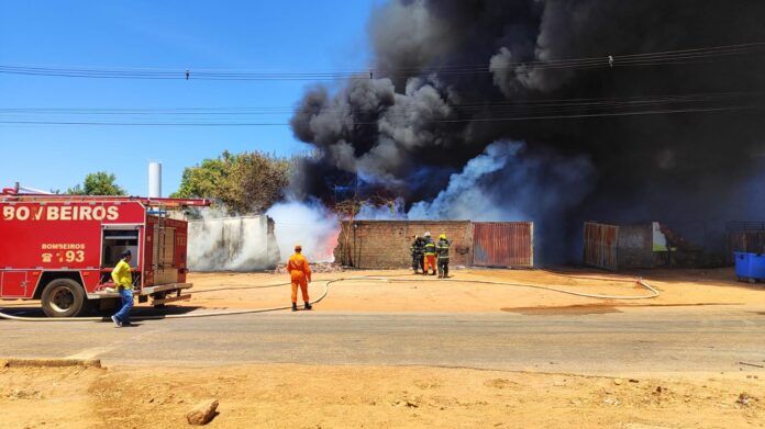 video:-fogo-atinge-deposito-de-reciclagem-e-cria-coluna-de-fumaca-preta-em-palmas video:-fogo-atinge-deposito-de-reciclagem-e-cria-coluna-de-fumaca-preta-em-palmas