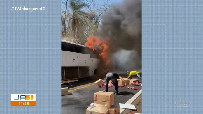 passageiros-fogem-de-onibus-que-pegou-fogo-na-br-153;-video