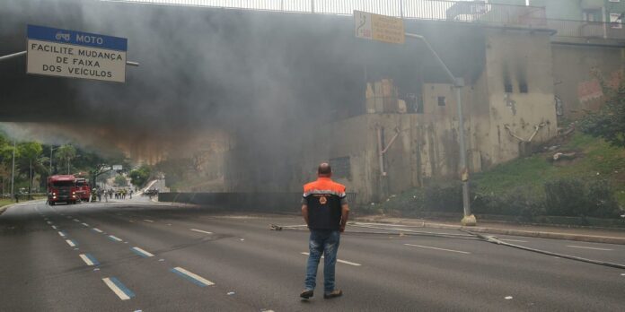 avenida-23-de-maio-e-totalmente-liberada-apos-incendio-em-viaduto avenida-23-de-maio-e-totalmente-liberada-apos-incendio-em-viaduto