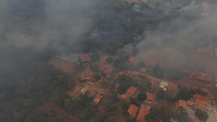 moradores-usam-agua-de-piscina-para-apagar-incendio-que-ameacava-casa-de-idosa