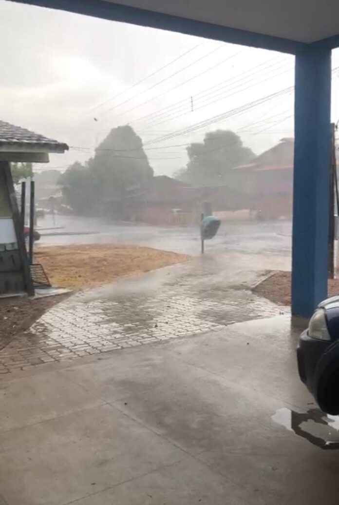 chuva-com-vento-surpreende-e-ameniza-calor-em-cidade-do-tocantins;-video